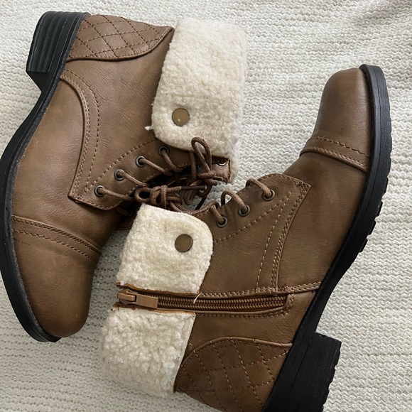 Boots size 7 - Picture 1 of 3